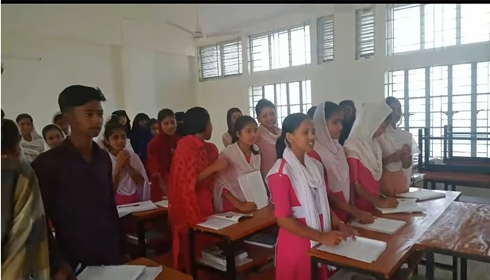 করোনায় স্কুলে আসতে মাইকিং, চলছে কোচিং করোনায় স্কুলে আসতে মাইকিং, চলছে কোচিং