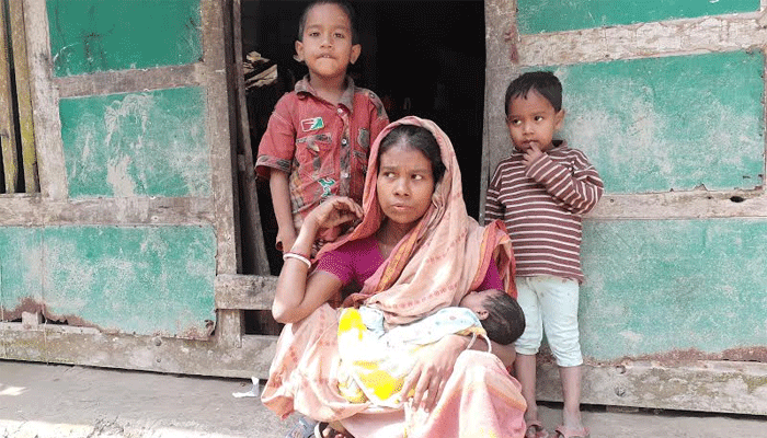 মায়ের কোলে ফিরল সেই শিশু মায়ের কোলে ফিরল সেই শিশু