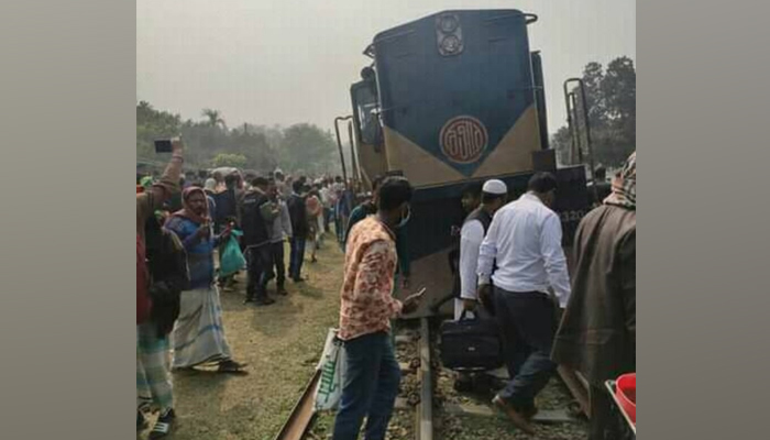 মহুয়া ট্রেনের ইঞ্জিনসহ তিন বগি লাইনচ্যুত মহুয়া ট্রেনের ইঞ্জিনসহ তিন বগি লাইনচ্যুত