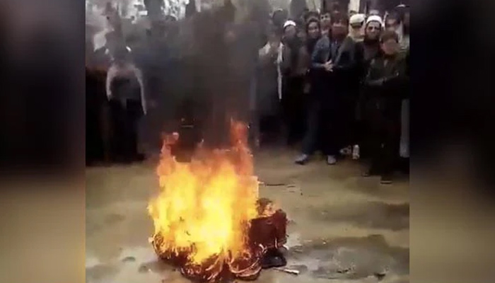 সংগীতশিল্পীর সামনেই বাদ্যযন্ত্র পুড়িয়ে দিলো তালেবান সংগীতশিল্পীর সামনেই বাদ্যযন্ত্র পুড়িয়ে দিলো তালেবান