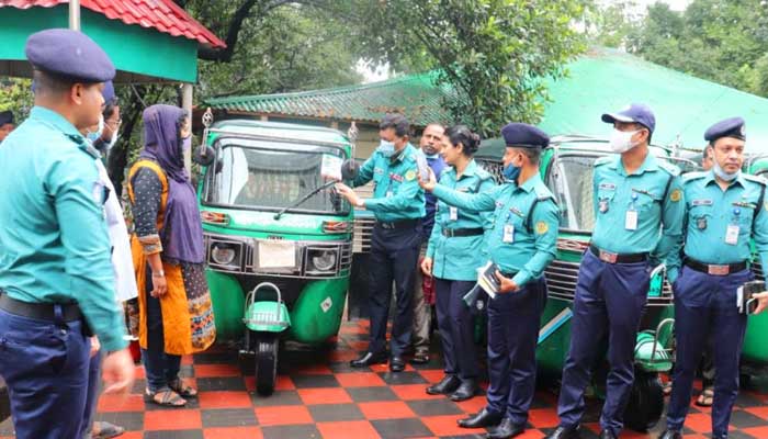 কিউআর কোড স্ক্যানে মিলবে অটোরিকশার চালক-মালিকের তথ্য কিউআর কোড স্ক্যানে মিলবে অটোরিকশার চালক-মালিকের তথ্য