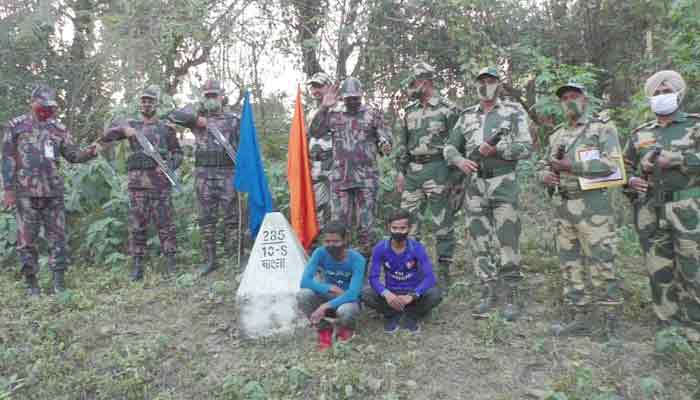 ‘ধরে নিয়ে যাওয়ার’ পাঁচ ঘণ্টা পর দুই মাদ্রাসাছাত্রকে ফেরত দিয়েছে বিএসএফ ‘ধরে নিয়ে যাওয়ার’ পাঁচ ঘণ্টা পর দুই মাদ্রাসাছাত্রকে ফেরত দিয়েছে বিএসএফ