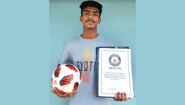 মাথায় ফুটবল ঘুরিয়ে গিনেস রেকর্ডসে চট্টগ্রামের মুনতাকিম মাথায় ফুটবল ঘুরিয়ে গিনেস রেকর্ডসে চট্টগ্রামের মুনতাকিম
