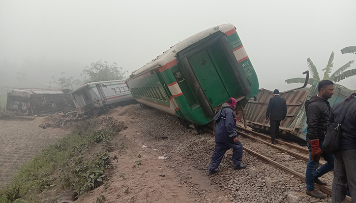 ট্রাক-ট্রেন সংঘর্ষ, ইঞ্জিনসহ চার বগি উল্টে ভুট্টা ক্ষেতে