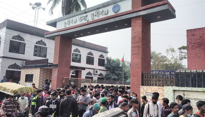 মুন্সীগঞ্জ পৌর মেয়রের বিরুদ্ধে থানা ঘেরাওয়ের অভিযোগ
