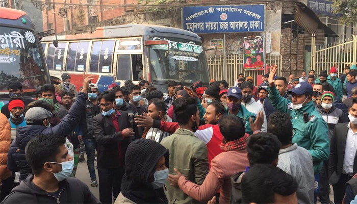 সার্জেন্টের বিরুদ্ধে চাঁদাবাজির অভিযোগে সদরঘাট এলাকায় বিক্ষোভ