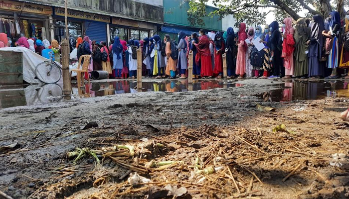 গরুর হাটে টেইলার্সের দোকানে করোনা টিকার বুথ, ভোগান্তিতে শিক্ষার্থীরা