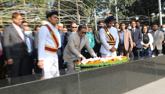 বঙ্গবন্ধুর প্রতিকৃতিতে পুষ্পস্তবক অর্পণ প্রধান বিচারপতির