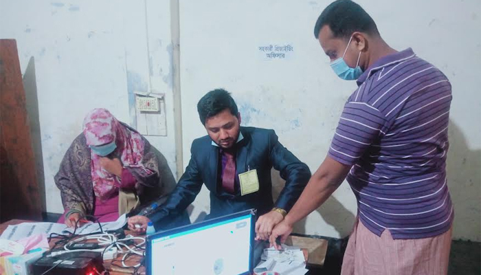 কুমিল্লায় ইউপি নির্বাচন: ইভিএম নিয়ে বিড়ম্বনায় ভোটাররা