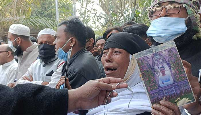 ওসি প্রদীপের ফাঁসি দাবিতে কক্সবাজার আদালত চত্বরে মানববন্ধন