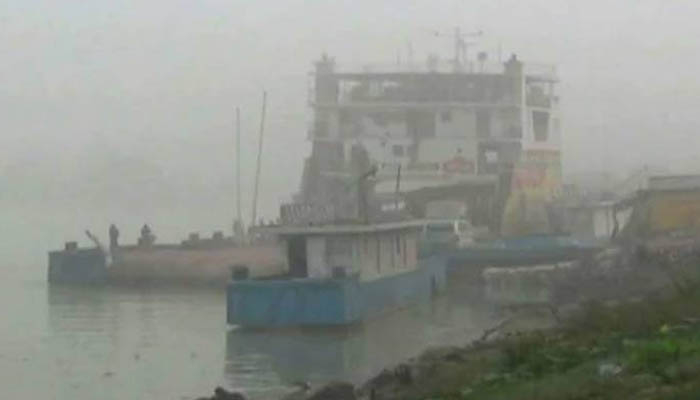 ঘন কুয়াশায় শিমুলিয়া-বাংলাবাজার-মাঝিরকান্দি নৌরুটে ফেরি চলাচল বন্ধ