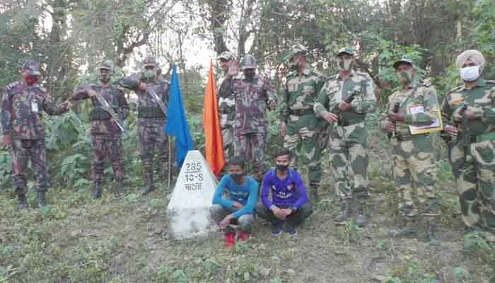 ‘ধরে নিয়ে যাওয়ার’ পাঁচ ঘণ্টা পর দুই মাদ্রাসাছাত্রকে ফেরত দিয়েছে বিএসএফ