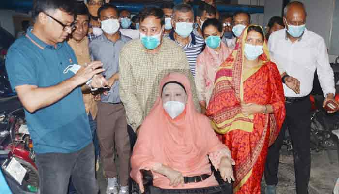 খালেদা জিয়াকে সিসিইউ থেকে কেবিনে স্থানান্তর