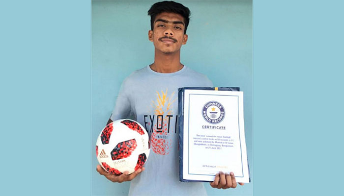 মাথায় ফুটবল ঘুরিয়ে গিনেস রেকর্ডসে চট্টগ্রামের মুনতাকিম
