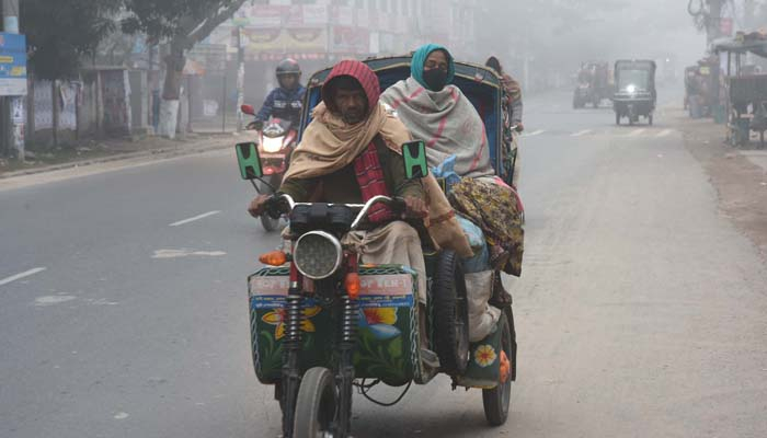 ঘন কুয়াশা রাজশাহীতে, হেডলাইট জ্বালিয়ে চলছে গাড়ি