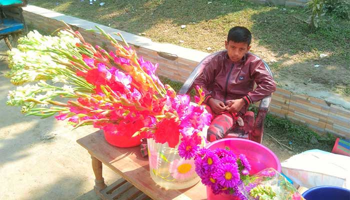 'একটা ফুল নেন একটা ফুল' 'একটা ফুল নেন একটা ফুল'