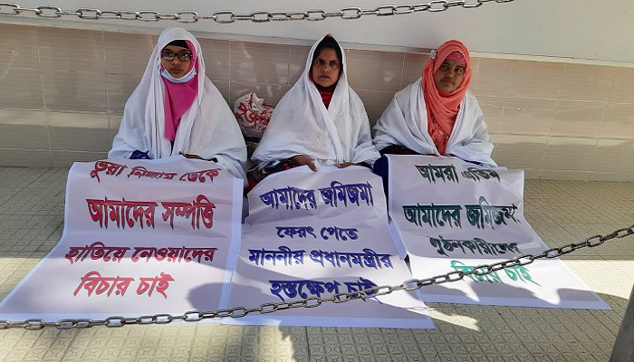 বরগুনায় কাফনের কাপড় পরে ৩ বোনের অনশন বরগুনায় কাফনের কাপড় পরে ৩ বোনের অনশন