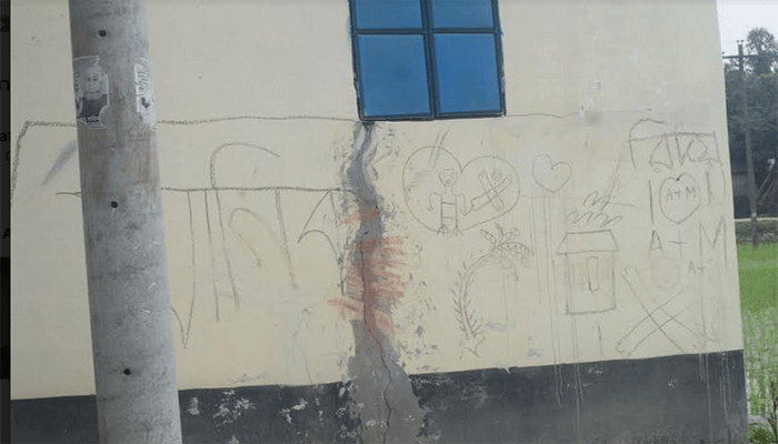 ঘরে ফাটল, ভয়ে বাড়ি ছাড়ছেন আবাসন প্রকল্পের বাসিন্দারা ঘরে ফাটল, ভয়ে বাড়ি ছাড়ছেন আবাসন প্রকল্পের বাসিন্দারা