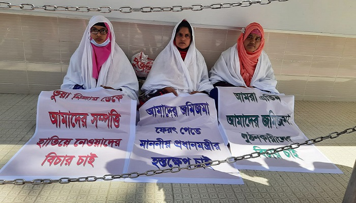 বরগুনায় কাফনের কাপড় পরে ৩ বোনের অনশন