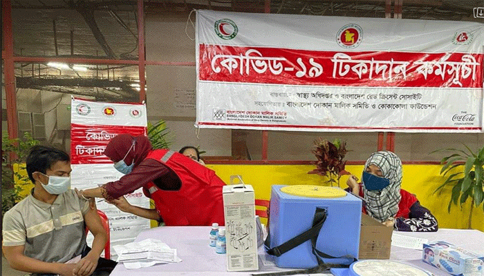 মিরপুরের ক্ষুদ্র ব্যবসায়ীদের দেওয়া হলো করোনার টিকা