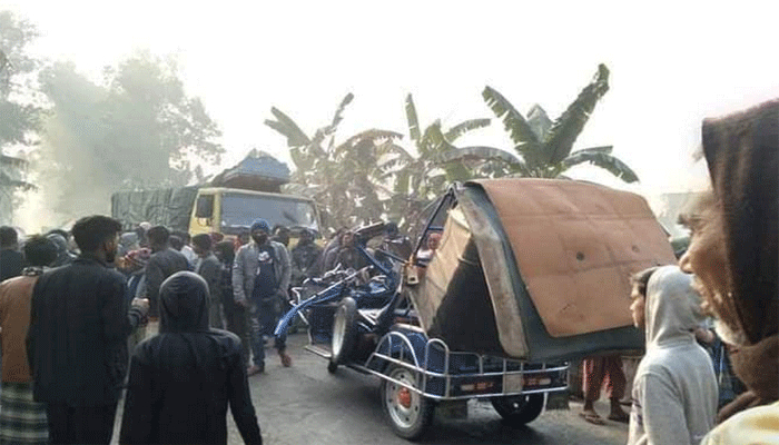 ট্রাক-ইজিবাইকের মুখোমুখি সংঘর্ষে প্রাণ গেল ২ জনের