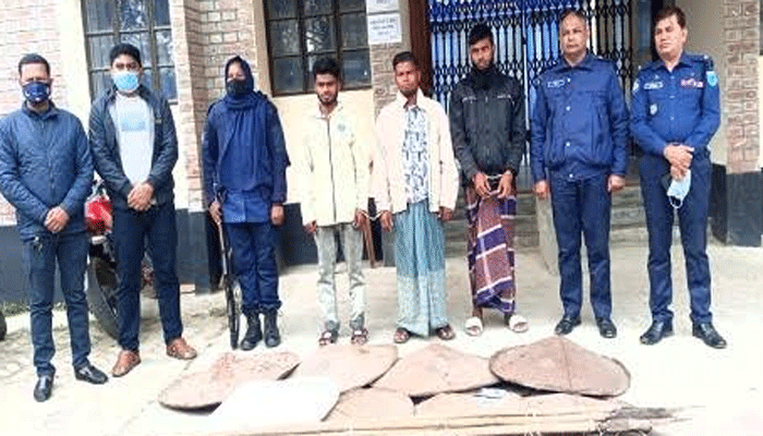 সালথায় দেশীয় অস্ত্রসহ গ্রেপ্তার ৩