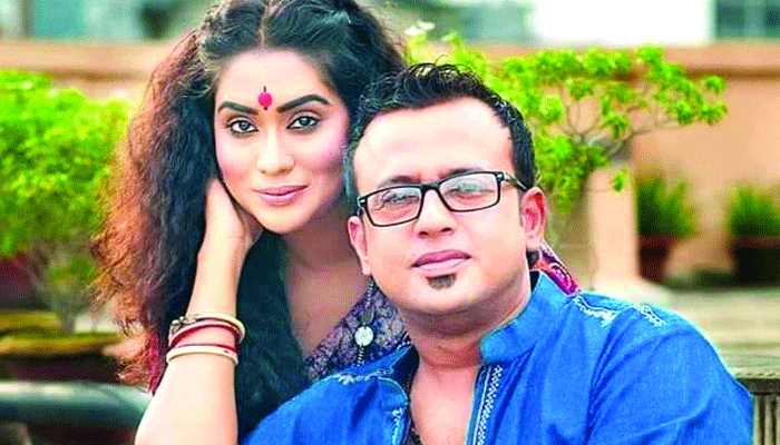 শুরু হলো রিয়াজ-মমর 'রেডিও'