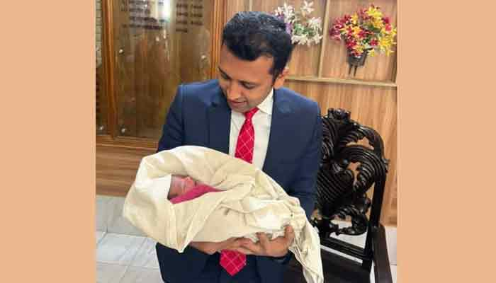 আনোয়ারা হাসপাতালে ফেলে যাওয়া সেই শিশুর দায়িত্ব চান বহু মানুষ