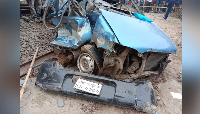 দিনাজপুরে প্রাইভেটকারে ট্রেনের ধাক্কা, নিহত তিন