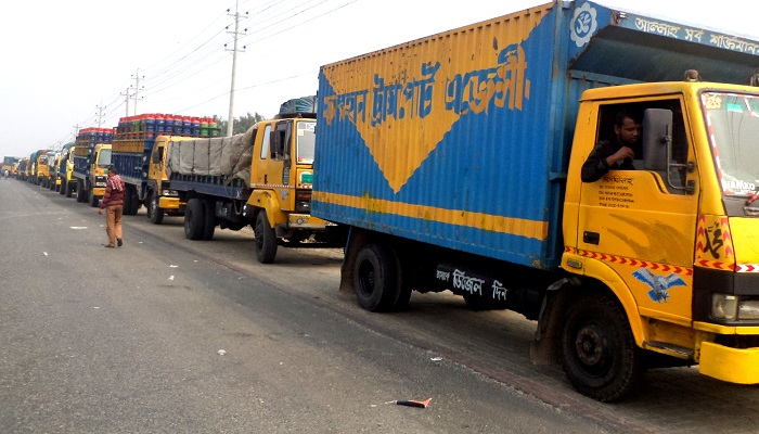 পাটুরিয়ায় ফেরি পারাপারের অপেক্ষায় ৮০০ ট্রাক