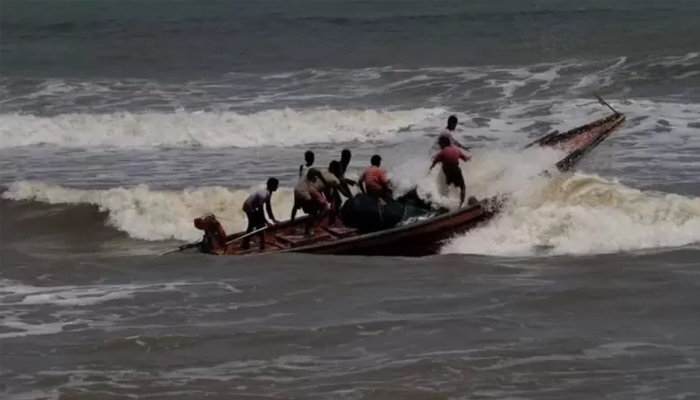 হঠাৎ ঝড়ে বঙ্গোপসাগরে ১৮ ট্রলারডুবি, ৩ জেলেকে জীবিত উদ্ধার