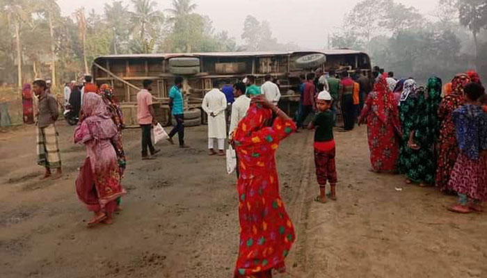 সড়কে যাত্রীবাহী বাস উল্টে নিহত ১, আহত ১৪ সড়কে যাত্রীবাহী বাস উল্টে নিহত ১, আহত ১৪