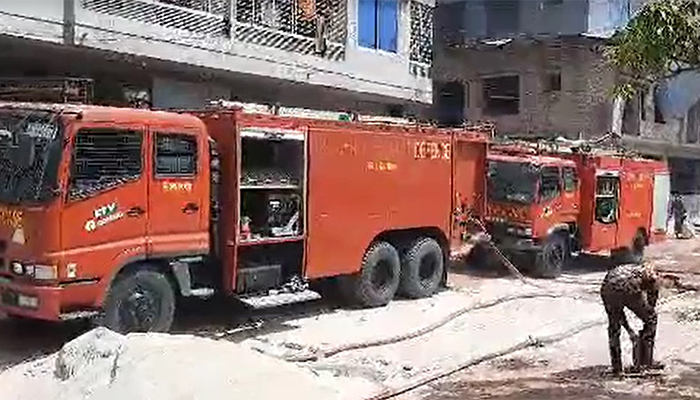 রাজশাহীতে পারটেক্স গুদামে আগুন, নিয়ন্ত্রণে ৯ ইউনিট রাজশাহীতে পারটেক্স গুদামে আগুন, নিয়ন্ত্রণে ৯ ইউনিট
