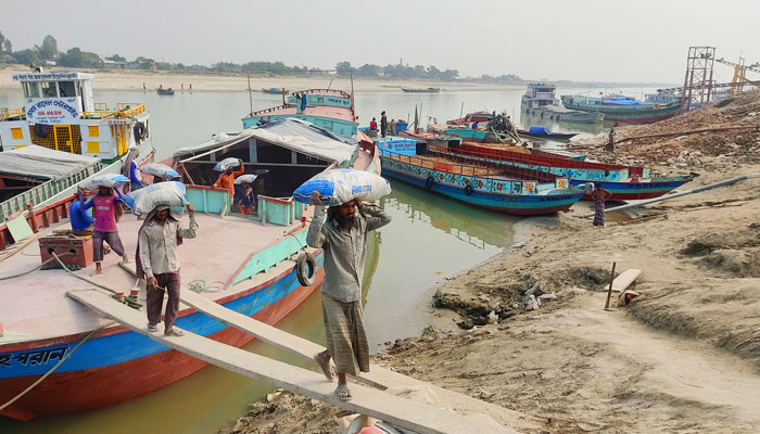 নাব্য সংকটে নৌবন্দরের অচলাবস্থা, শ্রমিক-ব্যবসায়ীদের মানববন্ধন নাব্য সংকটে নৌবন্দরের অচলাবস্থা, শ্রমিক-ব্যবসায়ীদের মানববন্ধন