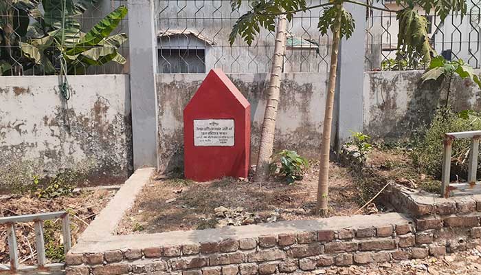 অযত্নে পড়ে আছে দুই শহীদ কারারক্ষীর সমাধি অযত্নে পড়ে আছে দুই শহীদ কারারক্ষীর সমাধি