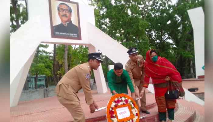 আ.লীগ নেতাদের বাদ দিয়ে শ্রদ্ধা নিবেদন, সমন্বয়হীনতার অভিযোগ ইউএনও বিরুদ্ধে আ.লীগ নেতাদের বাদ দিয়ে শ্রদ্ধা নিবেদন, সমন্বয়হীনতার অভিযোগ ইউএনও বিরুদ্ধে
