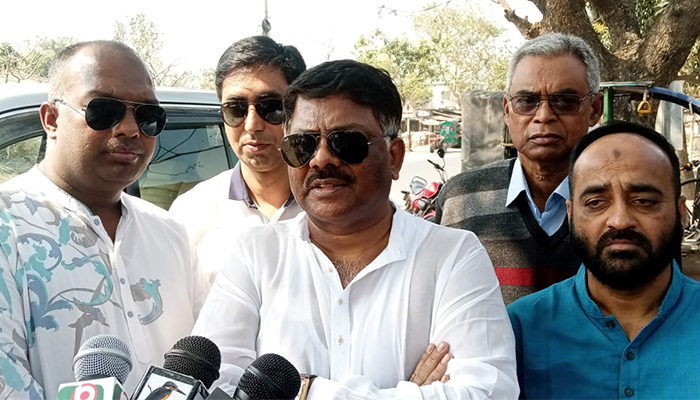 চাঁপাইনবাবগঞ্জে বিএনপির জনসভায় দুলুকে ঢুকতে না দেয়ার অভিযোগ চাঁপাইনবাবগঞ্জে বিএনপির জনসভায় দুলুকে ঢুকতে না দেয়ার অভিযোগ