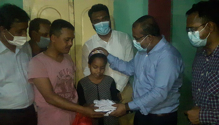 প্রধানমন্ত্রীর নির্দেশে ইউনিফর্ম ও আর্থিক সহায়তা পেল সুমাইয়া