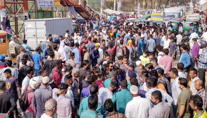 ট্রাফিক পুলিশের মামলা, শিক্ষার্থীদের সড়ক অবরোধ
