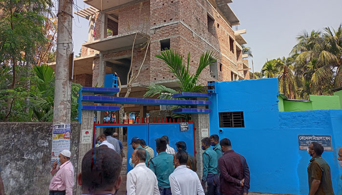 ভবনের নকশাবহির্ভূত অংশ ভেঙে দিল কেডিএ
