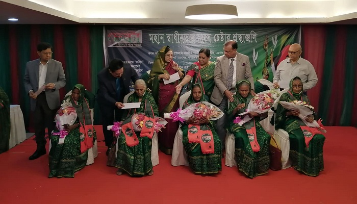 যুদ্ধদিনের ৫ বীরকন্যাকে সংবর্ধনা দিয়েছে 'চেষ্টা'
