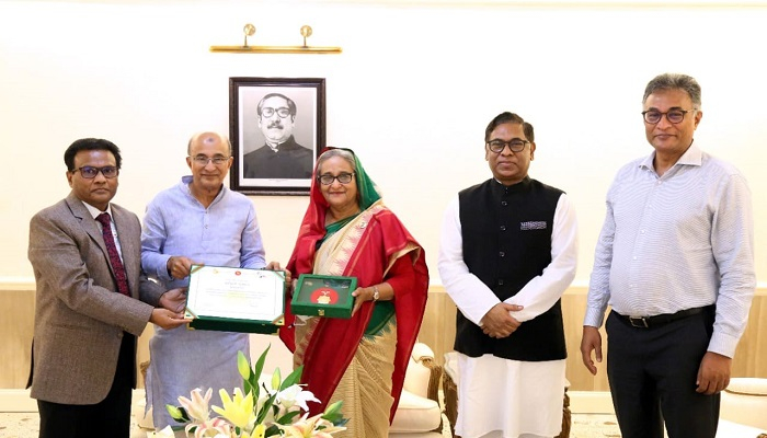 বিদ্যুৎ বিভাগের স্বাধীনতা পুরস্কার তুলে দেওয়া হলো প্রধানমন্ত্রীর হাতে