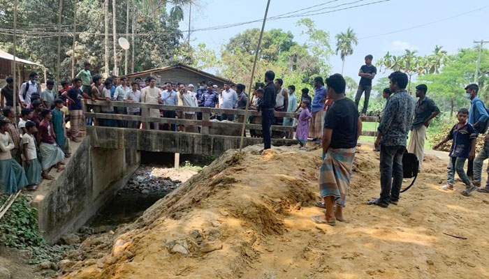 শতবর্ষী খাল ভরাট করে গেলেন কারাগারে