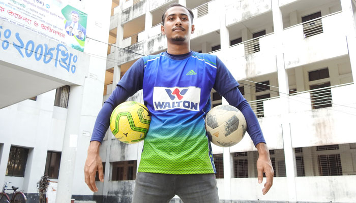 মাথার চারপাশে বল ঘুরিয়ে ফয়সালের ১১তম গিনেস রেকর্ড
