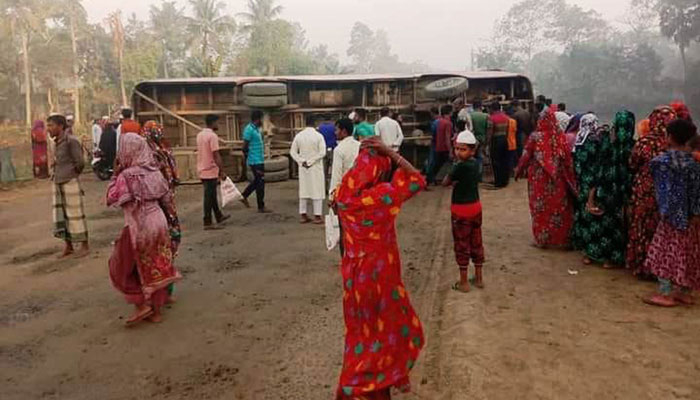 সড়কে যাত্রীবাহী বাস উল্টে নিহত ১, আহত ১৪