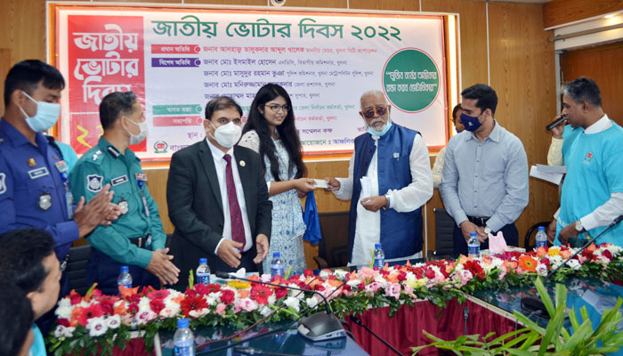 ভোটার হয়েই স্মার্টকার্ড পেলেন ২৭ তরুণ