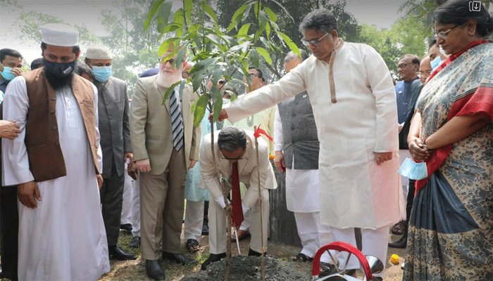বঙ্গবন্ধুর জন্মশতবার্ষিকী উপলক্ষে সুপ্রীম কোর্ট প্রাঙ্গণে বৃক্ষরোপণ
