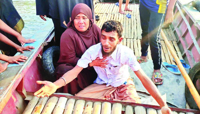 'বাবার লাশটা খুঁইজ্যা দেন আপনারা'
