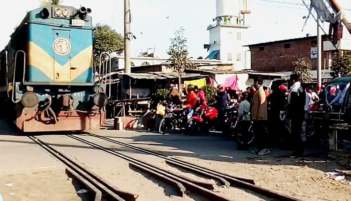 রেলক্রসিংয়ে হযবরল