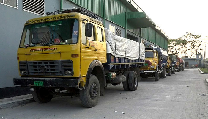 যশোরের গুদামে জব্দ ৫ ট্রাক সারই নকল
